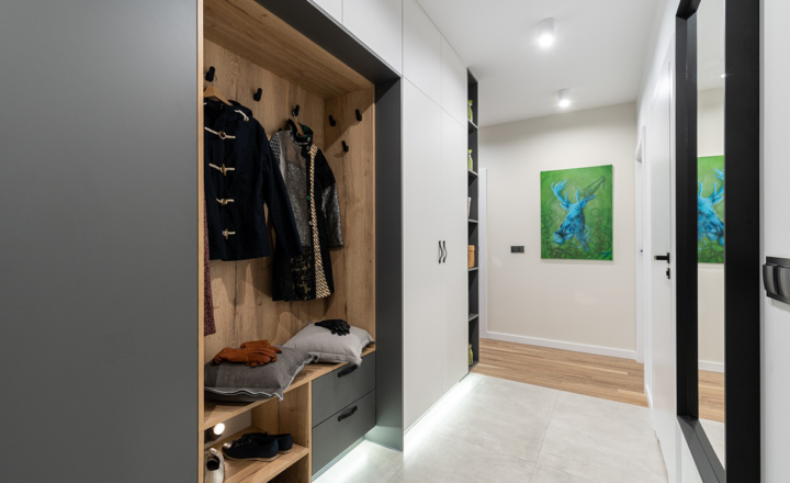 The Minimalist Wardrobe: How to Create a Timeless and Functional Closet