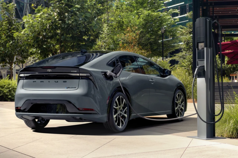 Hybrid vs. Electric Vehicles: Which is the Better Choice for You? Hybrid vs. Electric Vehicles: Which is the Better Choice for You?