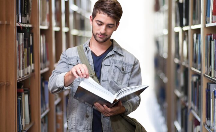 How to Handle the Pressure of Social Media in College