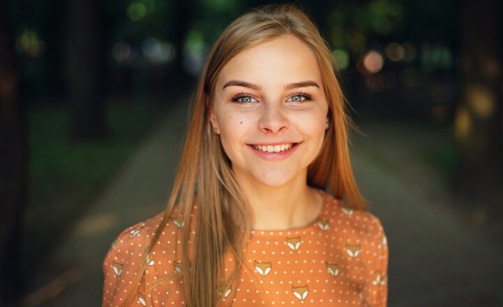 The Impact of a Confident Smile: How a Small Gesture Can Make You More Attractive