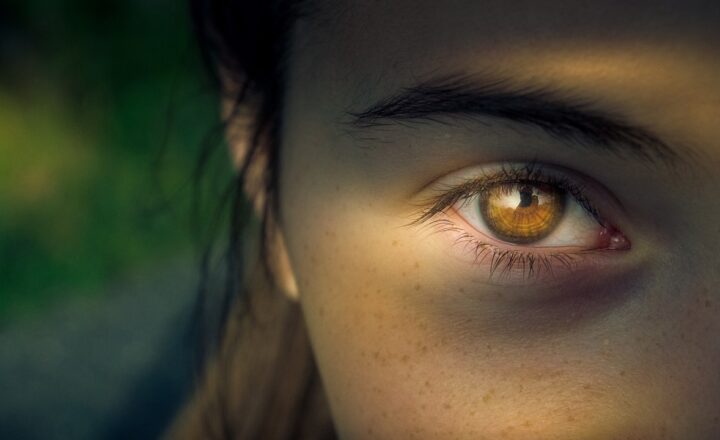 The Importance of Eye Contact: How to Appear More Confident and Trustworthy