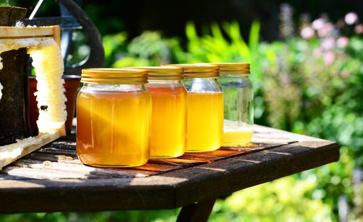 The Benefits of Raw Honey and How It Compares to Processed Sugars