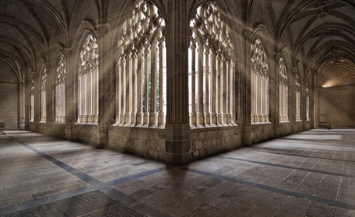 The Pros and Cons of Using Microservices for Large Applications