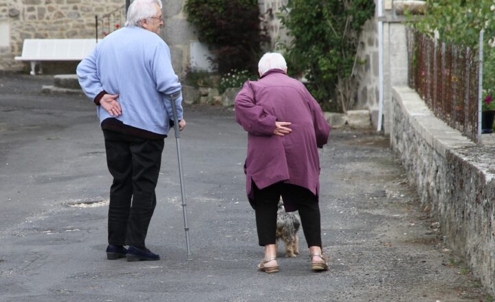 A Comprehensive Guide to Choosing a Smartwatch for Older Adults: Features to Consider