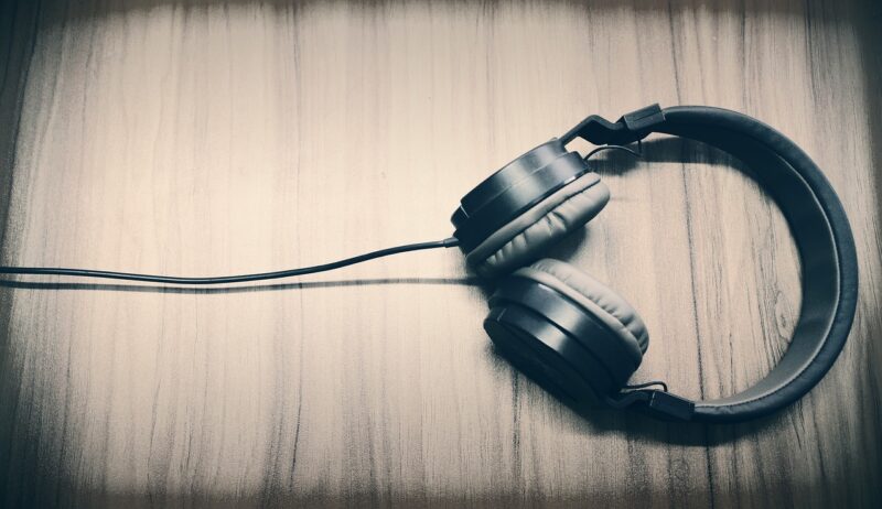 Choosing Between Wired and Wireless Headphones: Pros, Cons, and Top Recommendations Choosing Between Wired and Wireless Headphones: Pros, Cons, and Top Recommendations