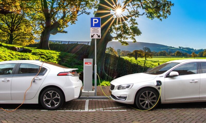 The Comprehensive Guide to Choosing an Electric Vehicle: Range, Charging, and Budget The Comprehensive Guide to Choosing an Electric Vehicle: Range, Charging, and Budget
