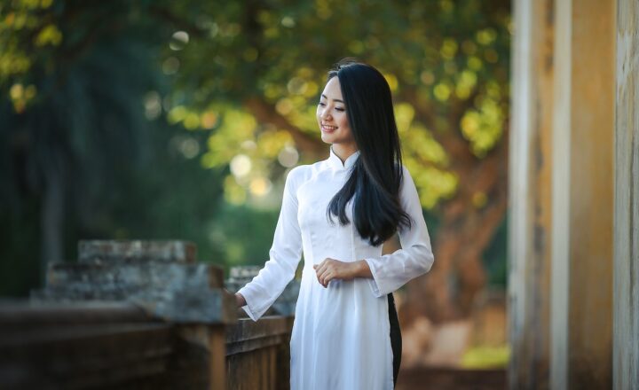 The Ghostly Story of the Lady in White Seen Around the World