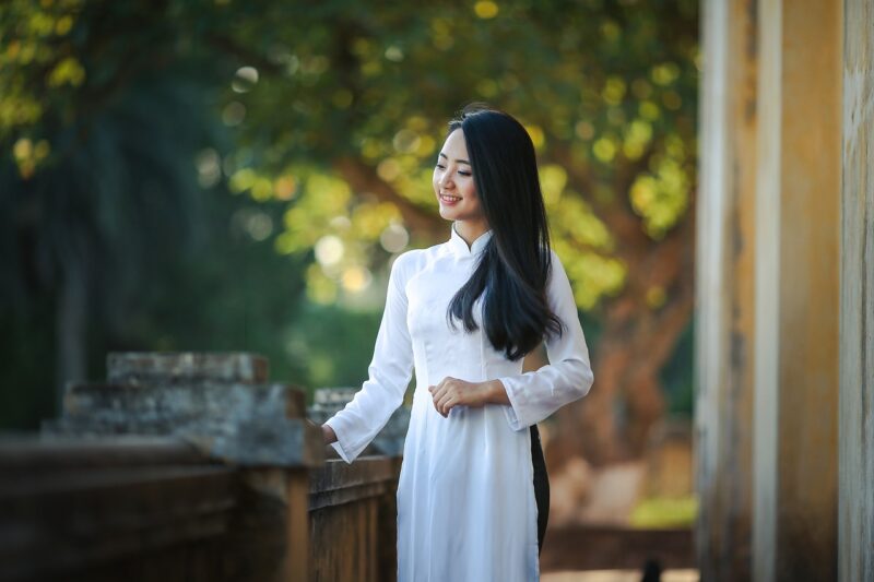 The Ghostly Story of the Lady in White Seen Around the World The Ghostly Story of the Lady in White Seen Around the World