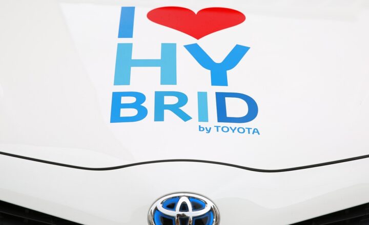 Why Midlife Drivers Are Choosing Hybrids for Fuel Efficiency and Comfort
