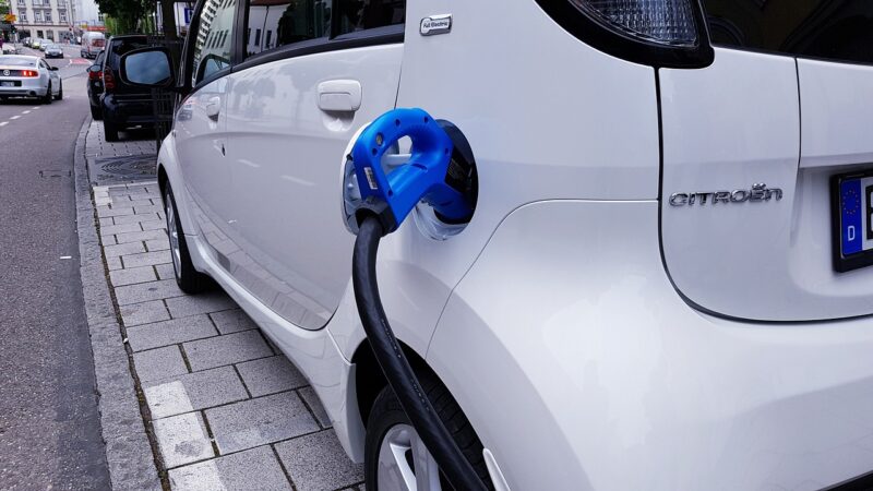 Electric Cars vs. Hybrids: Which Is the Better Choice for Your Next Vehicle? Electric Cars vs. Hybrids: Which Is the Better Choice for Your Next Vehicle?