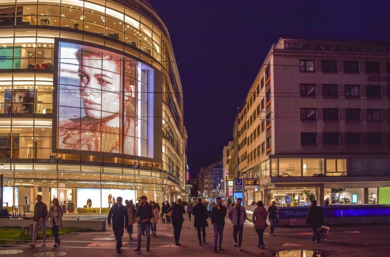 The Art of Targeted Advertising: Reaching the Right Audience at the Right Time The Art of Targeted Advertising: Reaching the Right Audience at the Right Time